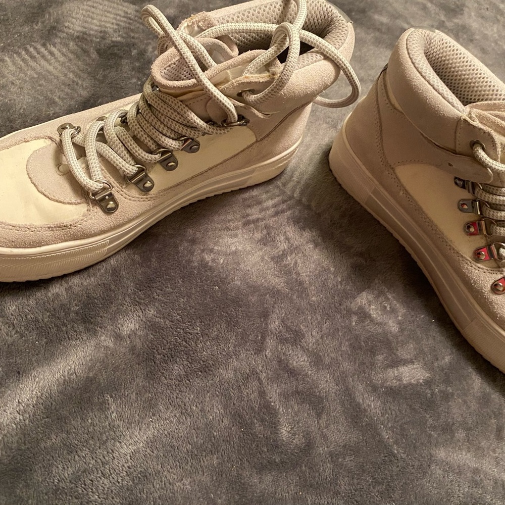 Aqua women’s lace up sneaker size 8